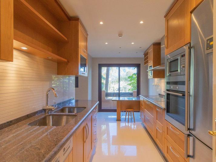 Elegant Apartment with Fireplace & Double Parking Nueva Andalucía