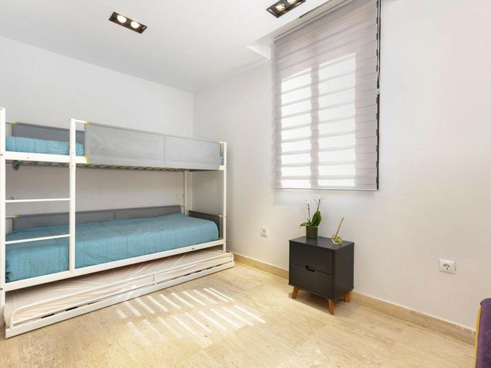 Stylish Ground Floor Apartment Steps from the Sea – Cancelada