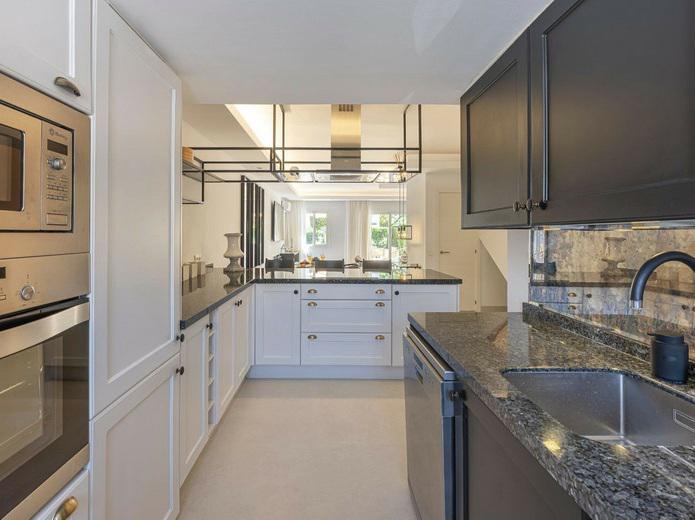 Elegant Renovated Townhouse in Aloha – Sophisticated Living in the Heart of Nueva Andalucía