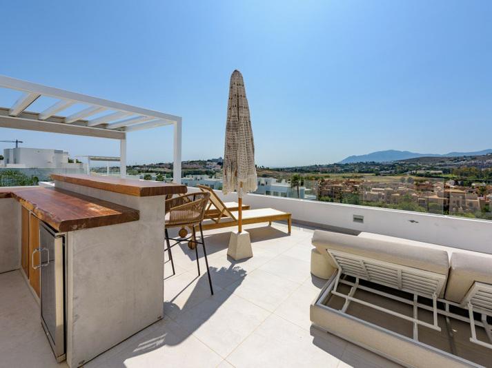 Luxury Penthouse with Rooftop Solarium and Mountain Views in El Paraíso, Estepona