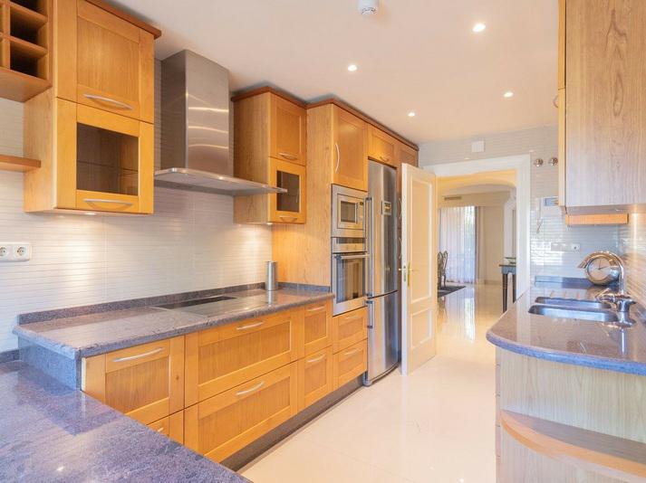 Elegant Apartment with Fireplace & Double Parking Nueva Andalucía