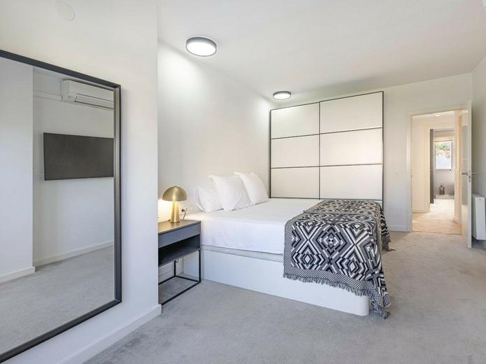 Elegant Renovated Townhouse in Aloha – Sophisticated Living in the Heart of Nueva Andalucía