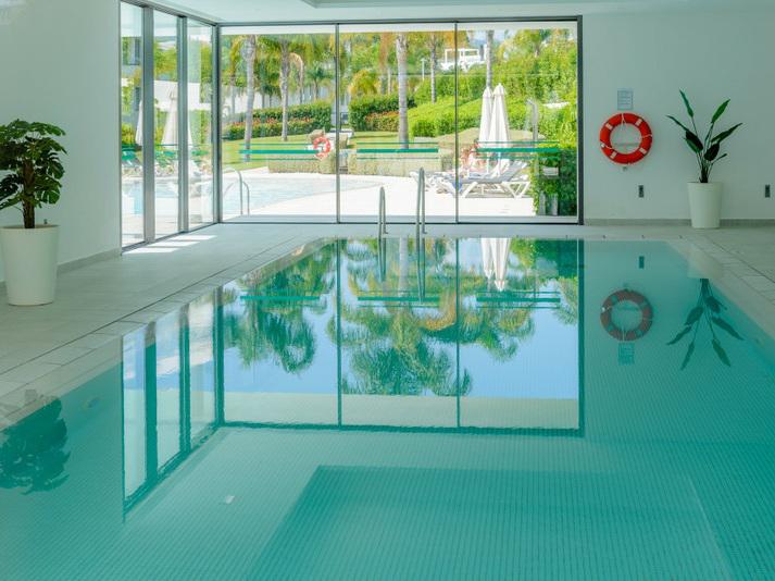 Luxury Penthouse with Rooftop Solarium and Mountain Views in El Paraíso, Estepona