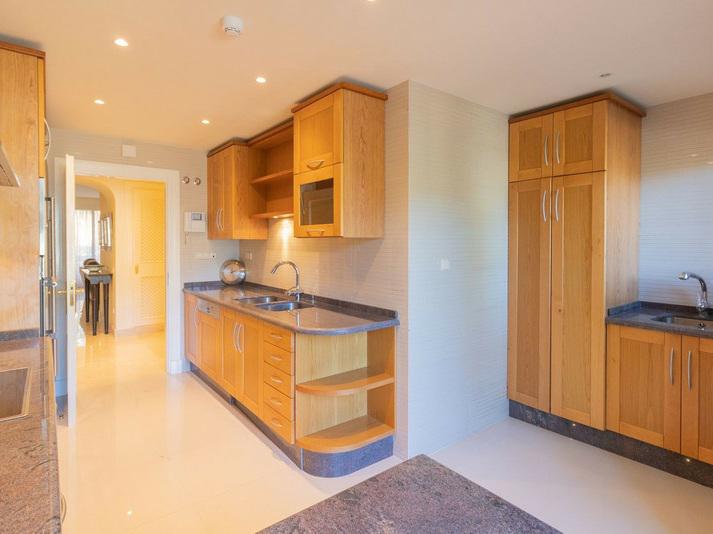 Elegant Apartment with Fireplace & Double Parking Nueva Andalucía