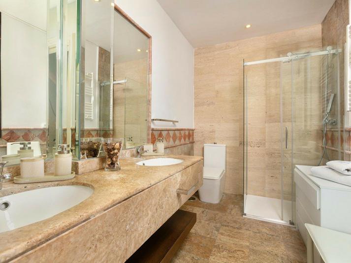 Stylish Ground Floor Apartment Steps from the Sea – Cancelada