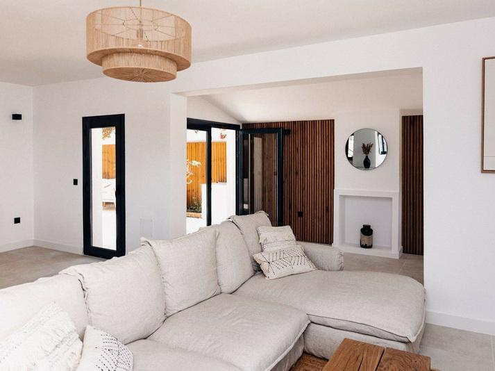 Stunning Renovated Villa with Pool and Tourist License