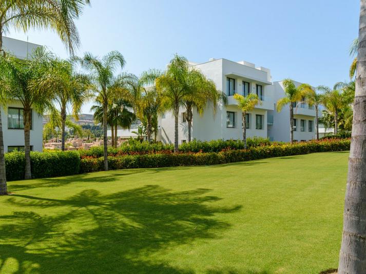 Luxury Penthouse with Rooftop Solarium and Mountain Views in El Paraíso, Estepona