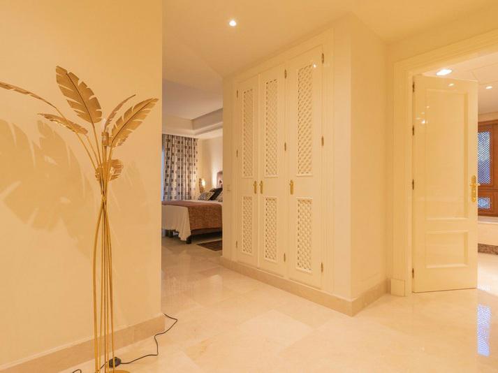 Elegant Apartment with Fireplace & Double Parking Nueva Andalucía