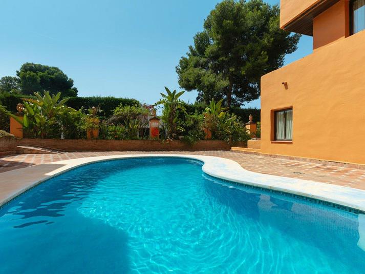Stylish Ground Floor Apartment Steps from the Sea – Cancelada