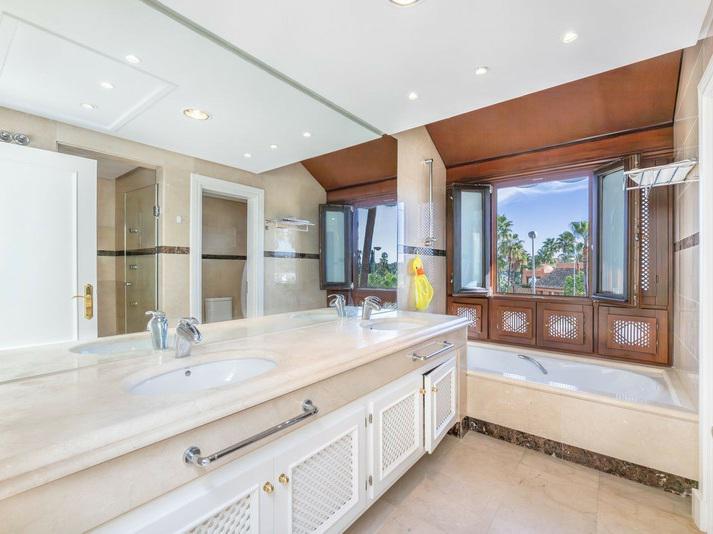 Luxury Apartment in La Alzambra Hill Club – Puerto Banús