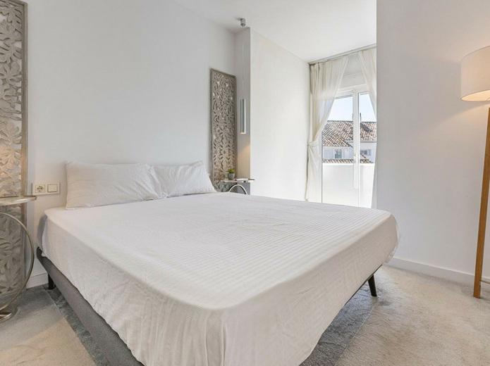 Elegant Renovated Townhouse in Aloha – Sophisticated Living in the Heart of Nueva Andalucía