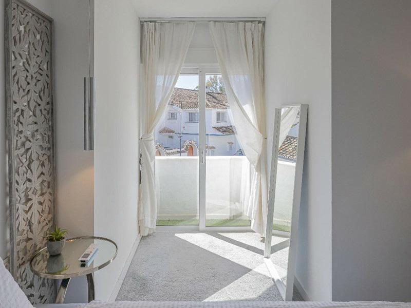 Elegant Renovated Townhouse in Aloha – Sophisticated Living in the Heart of Nueva Andalucía