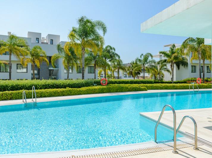 Luxury Penthouse with Rooftop Solarium and Mountain Views in El Paraíso, Estepona
