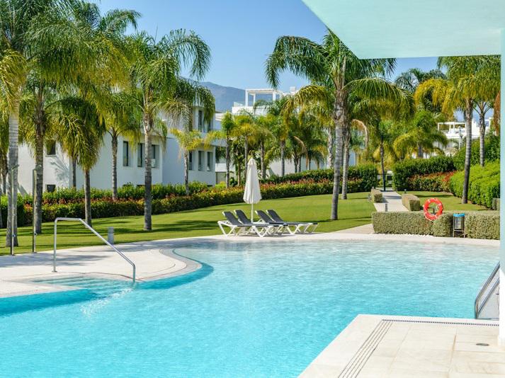 Luxury Penthouse with Rooftop Solarium and Mountain Views in El Paraíso, Estepona