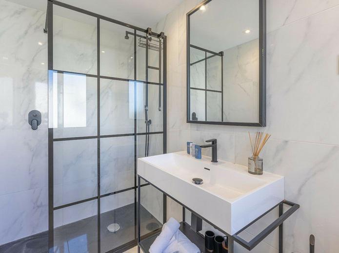 Elegant Renovated Townhouse in Aloha – Sophisticated Living in the Heart of Nueva Andalucía