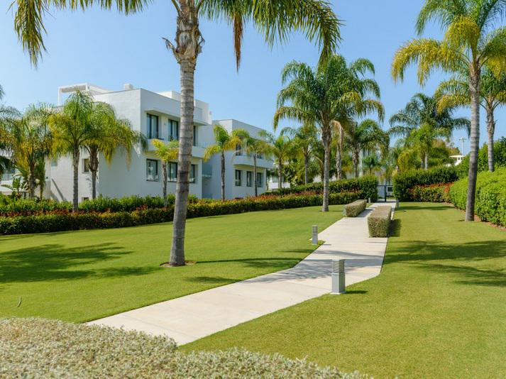 Luxury Penthouse with Rooftop Solarium and Mountain Views in El Paraíso, Estepona