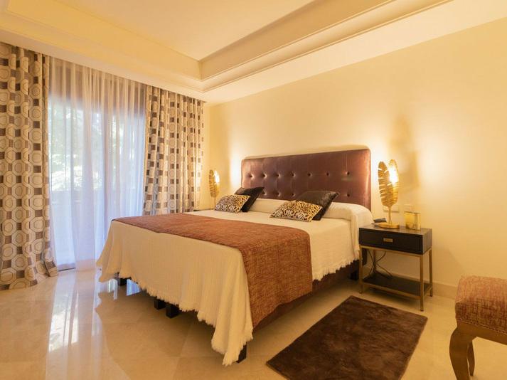 Elegant Apartment with Fireplace & Double Parking Nueva Andalucía