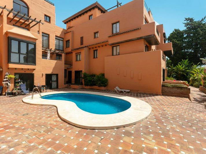 Stylish Ground Floor Apartment Steps from the Sea – Cancelada