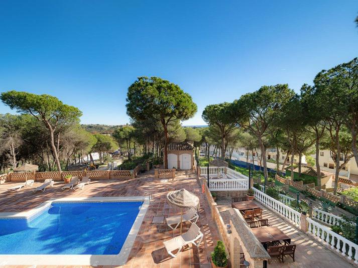 Stylish 2 with Terraces in Aloha, Nueva Andalucía