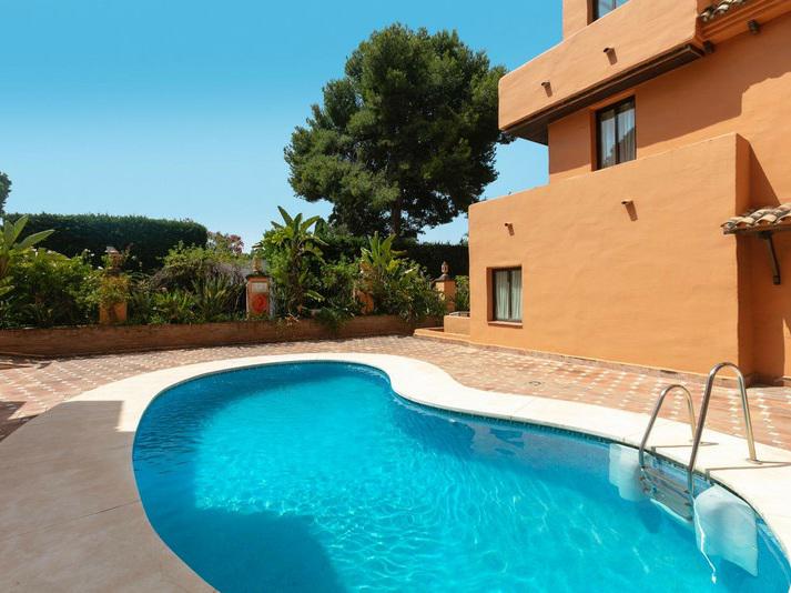 Stylish Ground Floor Apartment Steps from the Sea – Cancelada