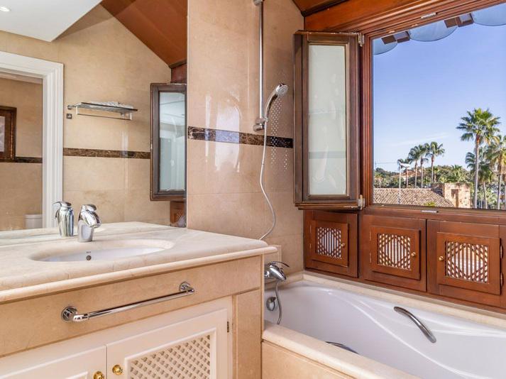 Luxury Apartment in La Alzambra Hill Club – Puerto Banús