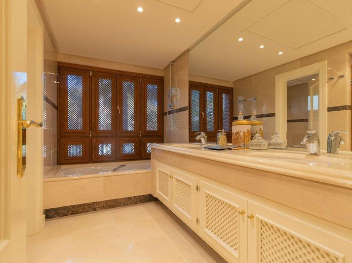 Elegant Apartment with Fireplace & Double Parking Nueva Andalucía