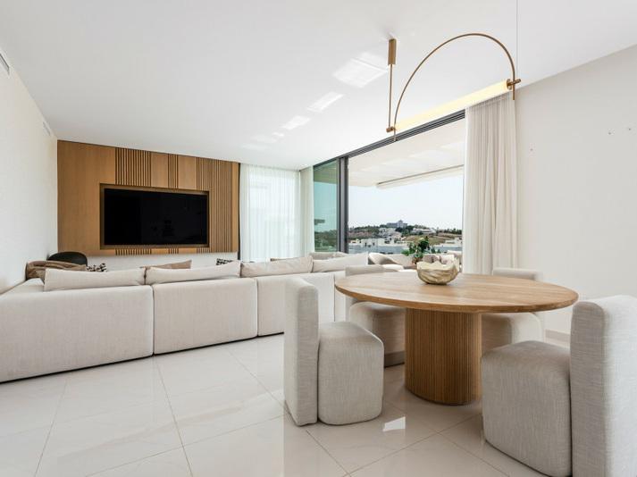 Luxury Penthouse with Rooftop Solarium and Mountain Views in El Paraíso, Estepona