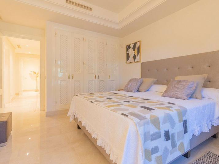 Elegant Apartment with Fireplace & Double Parking Nueva Andalucía