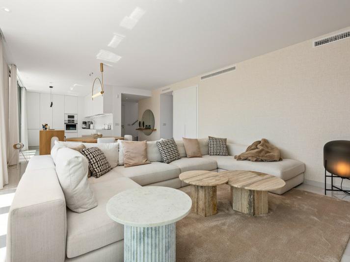 Luxury Penthouse with Rooftop Solarium and Mountain Views in El Paraíso, Estepona