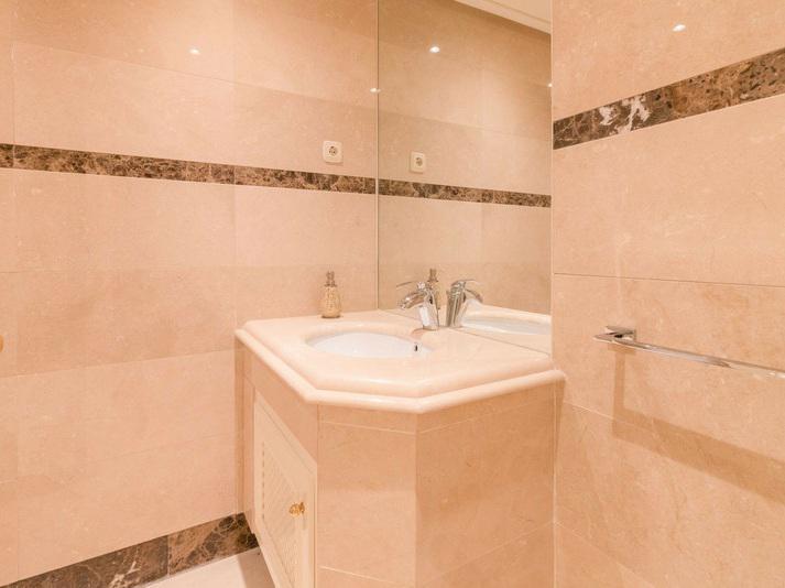 Elegant Apartment with Fireplace & Double Parking Nueva Andalucía