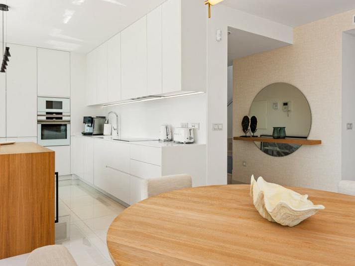 Luxury Penthouse with Rooftop Solarium and Mountain Views in El Paraíso, Estepona