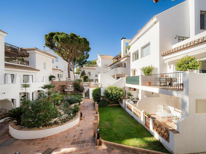 Stylish 2 with Terraces in Aloha, Nueva Andalucía