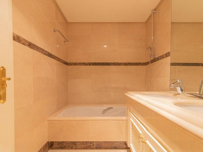 Elegant Apartment with Fireplace & Double Parking Nueva Andalucía