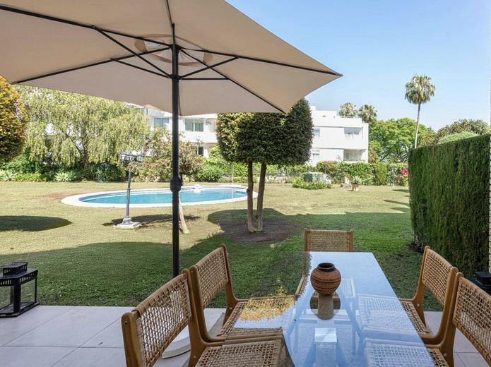 Elegant Renovated Townhouse in Aloha – Sophisticated Living in the Heart of Nueva Andalucía