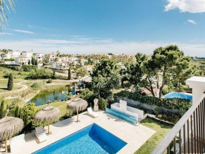 Elegant Andalusian Villa with Heated Pool on La Resina Golf, Selwo
