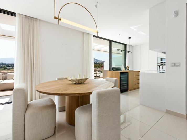 Luxury Penthouse with Rooftop Solarium and Mountain Views in El Paraíso, Estepona