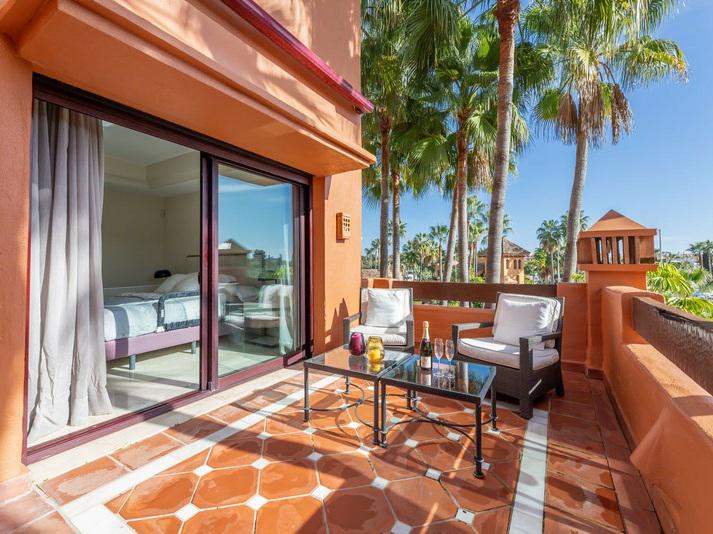 Luxury Apartment in La Alzambra Hill Club – Puerto Banús