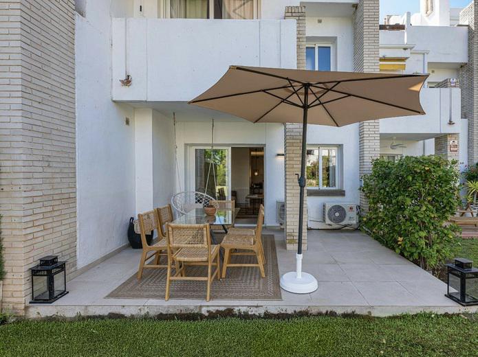 Elegant Renovated Townhouse in Aloha – Sophisticated Living in the Heart of Nueva Andalucía