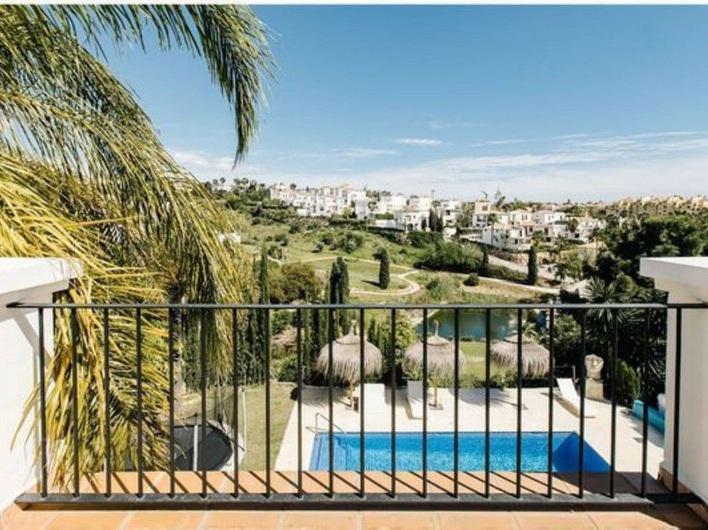 Elegant Andalusian Villa with Heated Pool on La Resina Golf, Selwo