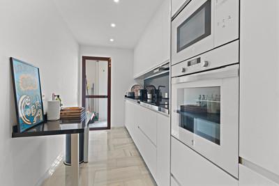Elegant Apartment with Sea Views in Coto Real Golden Mile, Marbella