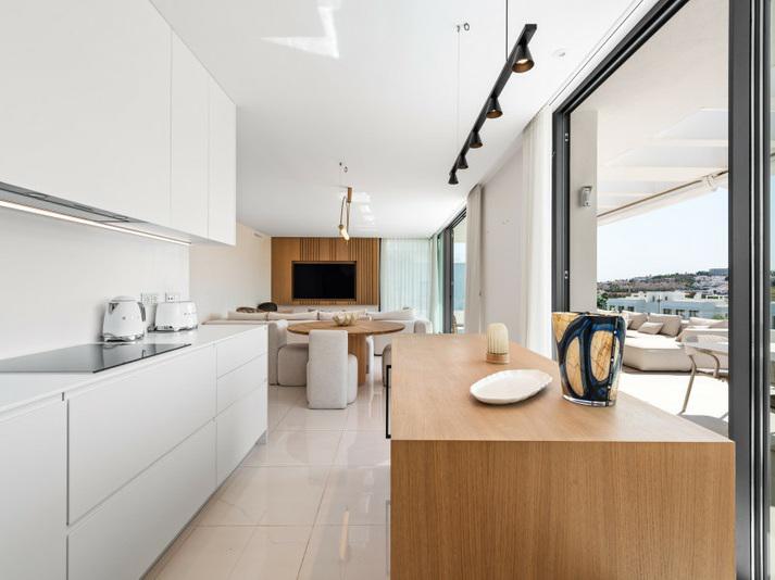 Luxury Penthouse with Rooftop Solarium and Mountain Views in El Paraíso, Estepona