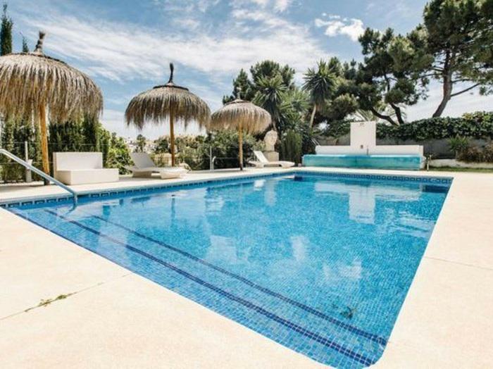 Elegant Andalusian Villa with Heated Pool on La Resina Golf, Selwo