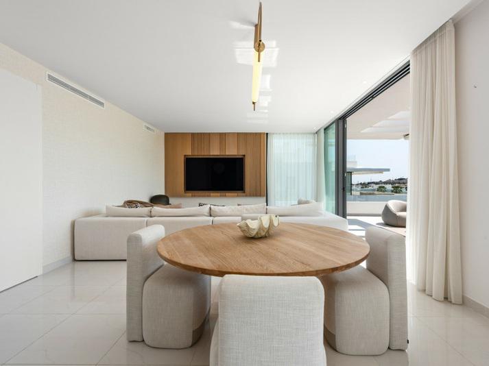 Luxury Penthouse with Rooftop Solarium and Mountain Views in El Paraíso, Estepona