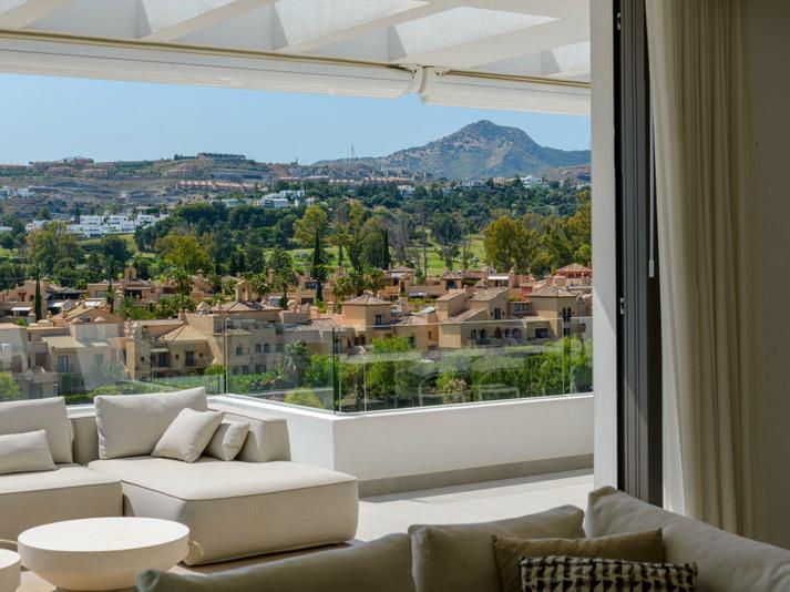 Luxury Penthouse with Rooftop Solarium and Mountain Views in El Paraíso, Estepona