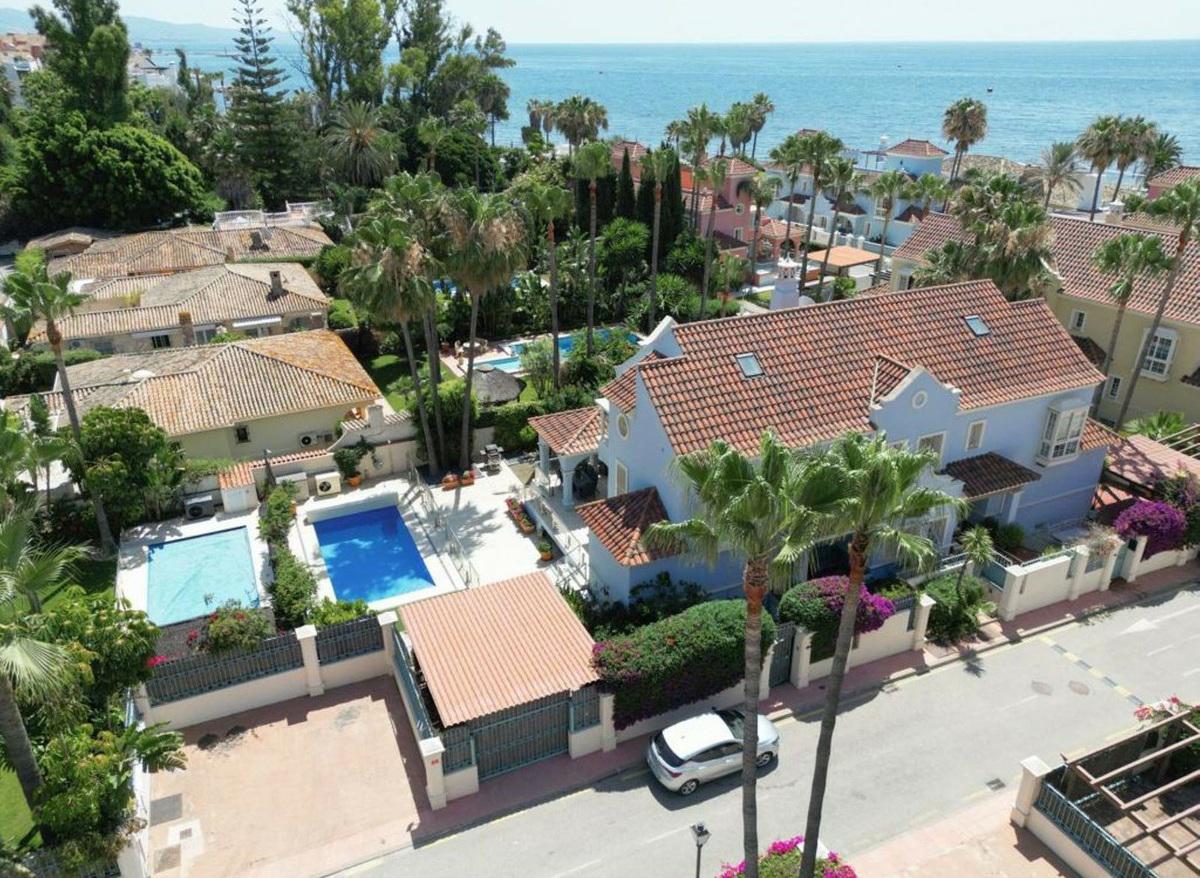 Elegant Beachside Villa with Private Pool Walk to Puerto Banús