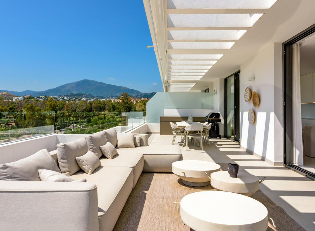 Luxury Penthouse with Rooftop Solarium and Mountain Views in El Paraíso, Estepona