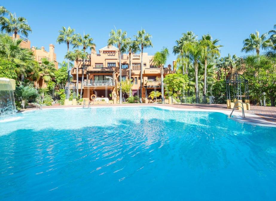Elegant Apartment with Fireplace & Double Parking Nueva Andalucía