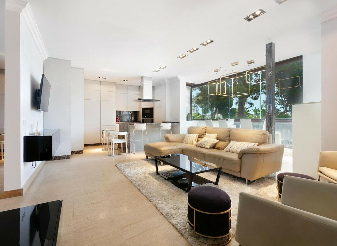 Stylish Ground Floor Apartment Steps from the Sea – Cancelada