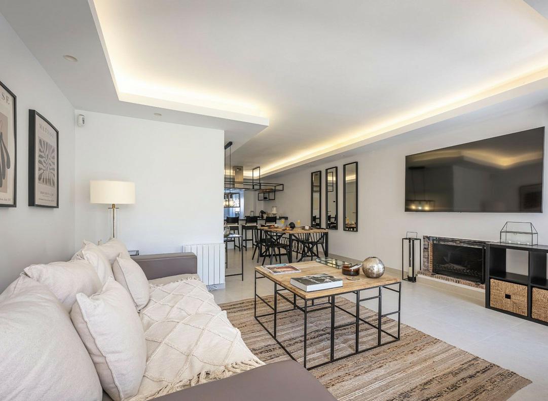 Elegant Renovated Townhouse in Aloha – Sophisticated Living in the Heart of Nueva Andalucía