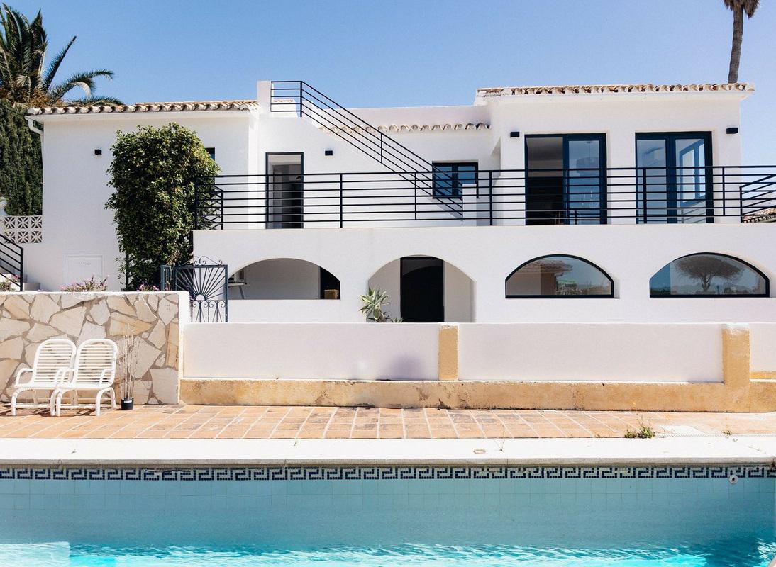 Stunning Renovated Villa with Pool and Tourist License